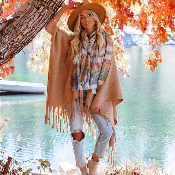LIYANA SOFT FRINGE PONCHO - Picture 9 of 9